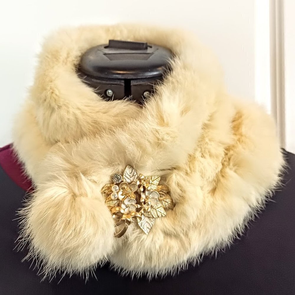 Vintage Fur Collar Brushed Matte Gold Pearl Rhinestone Floral Leaf Pin - Picture 2 of 5